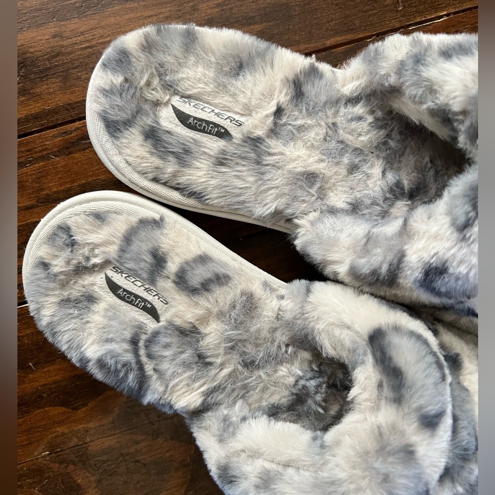 Skechers GoLounge Fluffy Leopard Slippers - Picture 2 of 5